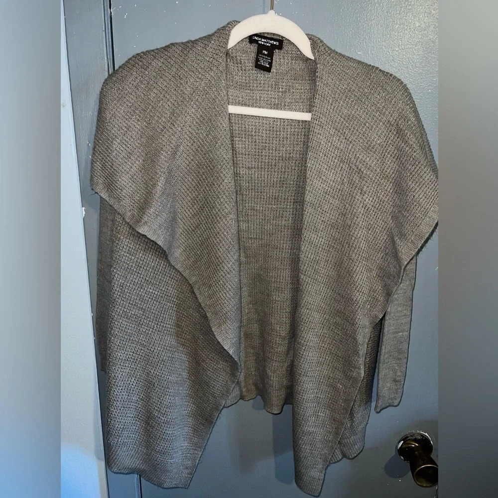 Linda Mathew’s New York 💯 acrylic tan open front sweater sz PM.